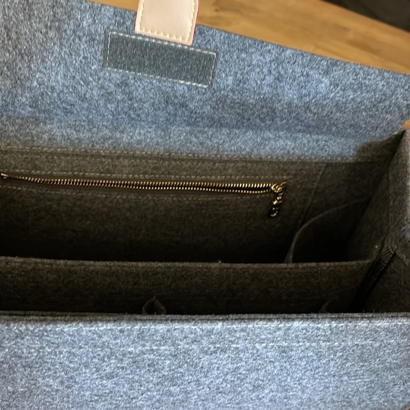 Large felt tote bag ORGANIZER in charcoal gray. Zipper pocket and closing top. - Picture 3 of 7